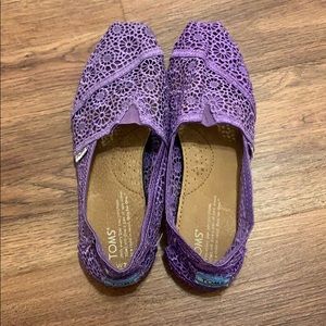 EUC Tom’s purple lace size 7